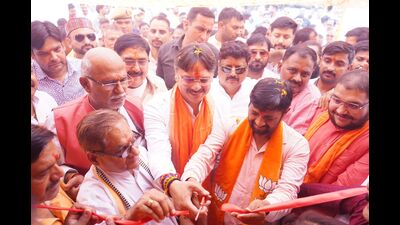 BJP candidate from Mohanlalganj Lok Sabha constituency Kaushal Kishore along with Sarojininagar MLA Rajeshwar Singh inaugurating a BJP poll office. (HT) BJP candidate from Mohanlalganj Lok Sabha constituency Kaushal Kishore along with Sarojininagar MLA Rajeshwar Singh inaugurating a BJP poll office. (HT)