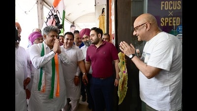Congress candidate Manish Tewari interacting with shopkeepers in Sector 19, Chandigarh, on Saturday. (Ravi Kumar/HT) Congress candidate Manish Tewari interacting with shopkeepers in Sector 19, Chandigarh, on Saturday. (Ravi Kumar/HT)
