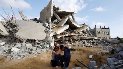 Palestinian children sit next to the site of an Israeli strike on a house, amid the ongoing conflict between Israel and the Palestinian Islamist group Hamas, in Rafah, in the southern Gaza Strip, April 21, 2024. (Reuters)