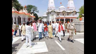 Kajal Nishad along with SP leaders visited Gorakhnath Temple (HT Photo)