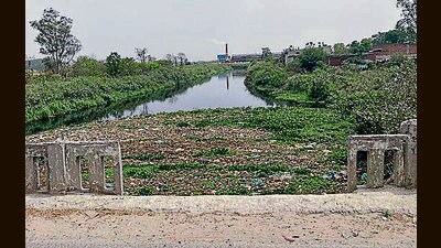Residents allege that they have to use the groundwater polluted by Buddha Nullah as the four-hour supply by the water and sanitation department is inadequate. (HT Photo) Residents allege that they have to use the groundwater polluted by Buddha Nullah as the four-hour supply by the water and sanitation department is inadequate. (HT Photo)