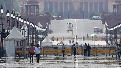 Visitors brave the heat wave in the city on Sunday afternoon at Kartavaya Path in New Delhi. (Vipin Kumar/HT Photo) Visitors brave the heat wave in the city on Sunday afternoon at Kartavaya Path in New Delhi. (Vipin Kumar/HT Photo)
