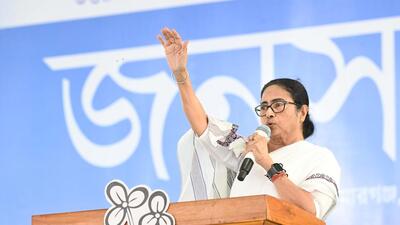 West Bengal chief minister Mamata Banerjee address a campaign rally ahead of the Lok Sabha elections in Balurghat on Sunday. (HT Photo) West Bengal chief minister Mamata Banerjee address a campaign rally ahead of the Lok Sabha elections in Balurghat on Sunday. (HT Photo)