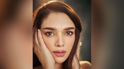 Her stunning make-up look features nude eyeshadow, mascara-covered eyes, smudged kajal, darkened brows, contoured cheekbones, rosy cheeks, dewy base and a shade of pink lipstick. (Instagram/@aditiraohydari) Her stunning make-up look features nude eyeshadow, mascara-covered eyes, smudged kajal, darkened brows, contoured cheekbones, rosy cheeks, dewy base and a shade of pink lipstick. (Instagram/@aditiraohydari)
