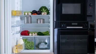 Refrigeration preserves and extends the shelf life of many perishable items by controlling growth of microorganisms. However, there are some items that shouldn't be stored in fridge as doing so can lead to loss of flavour, taste, and texture. Here are 10 food items shared by Nutritionist Juhi Kapoor that should never be refrigerated. (Freepik) Refrigeration preserves and extends the shelf life of many perishable items by controlling growth of microorganisms. However, there are some items that shouldn't be stored in fridge as doing so can lead to loss of flavour, taste, and texture. Here are 10 food items shared by Nutritionist Juhi Kapoor that should never be refrigerated. (Freepik)