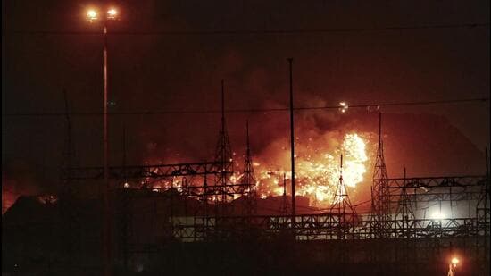 A fire burns at the Ghazipur landfill on Sunday night. (Vipin Kumar/HT Photo)