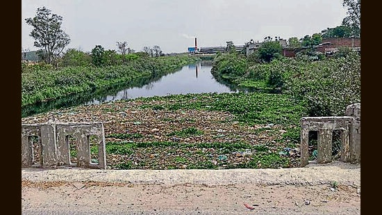 Residents allege that they have to use the groundwater polluted by Buddha Nullah as the four-hour supply by the water and sanitation department is inadequate. (HT Photo)