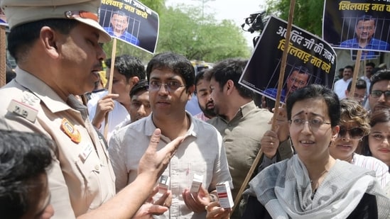 AAP leader Atishi with party workers carrying insulin injections stage a protest at gate number 4 of Tihar Jail in New Delhi on Sunday. (Vipin Kumar/HT Photo)