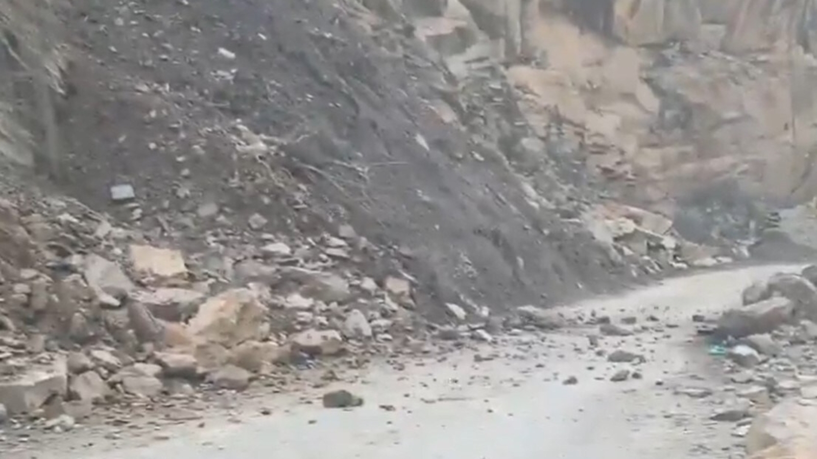 Jammu-Srinagar national highway blocked for traffic after landslide - Vimarsana News