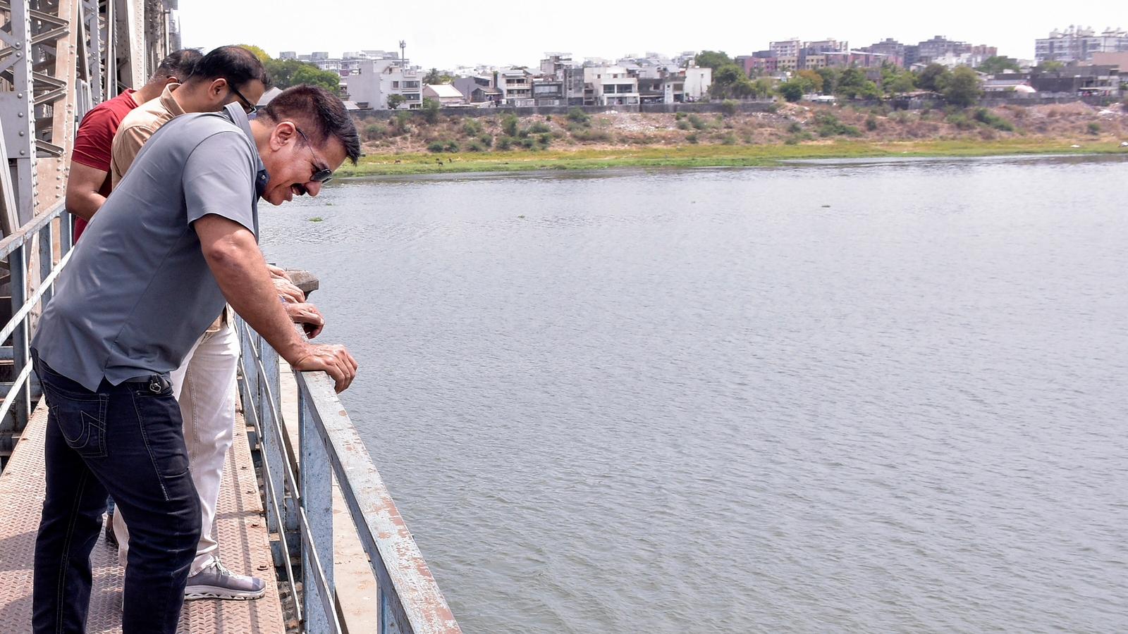 Firing at Salman Khan's house: Police start search for pistols in Tapi river | Mumbai news - Vimarsana News