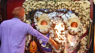 Special Pujas and Offerings: Elaborate puja ceremonies are conducted in temples dedicated to Lord Hanuman, with priests performing rituals and offering flowers, fruits, and sweets to the deity.&nbsp; (HT Photo/Santosh Kumar)
