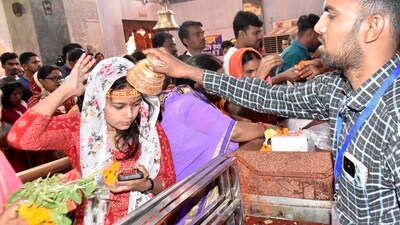 Community Feasts and Charity: Many communities organize feasts where devotees come together to share meals and partake in the spirit of unity and brotherhood. Charity events and donations are also common during this festival.&nbsp; (HT Photo/Santosh Kumar)
