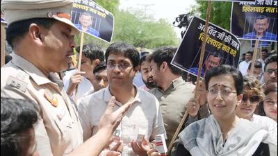 Atishi carries an insulin injection during a protest at Tihar jail on Sunday. (Vipin Kumar/HT Photo) Atishi carries an insulin injection during a protest at Tihar jail on Sunday. (Vipin Kumar/HT Photo)