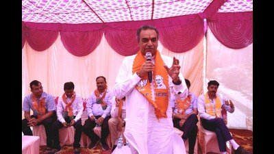 BJP candidate Sanjay Tandon addressing a gathering in Chandigarh on Monday. (HT photo)