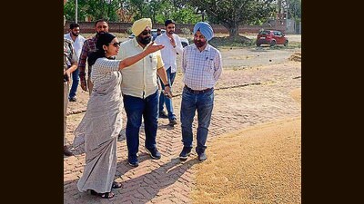 Deputy commissioner Sakshi Sawhney visited the grain markets at Jagraon and Manuke village to review the procurement operations on Monday. (HT Photo) Deputy commissioner Sakshi Sawhney visited the grain markets at Jagraon and Manuke village to review the procurement operations on Monday. (HT Photo)