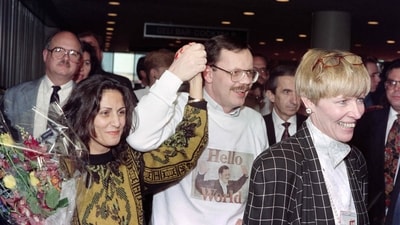 Former US hostage Terry Anderson and his fiancee Madeleine Bassil arrive at John F. Kennedy Airport in New York on December 10, 1991. American journalist Terry Anderson, who was snatched by Islamic militants in Lebanon in 1985 and held hostage for six years, died at age 76 on April 21, 2024, his former employer the Associated Press (AP) said. (AFP)