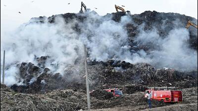 Firefighting operations underway at Gazipur landfill on Monday morning. (Vipin Kumar/HT photo) Firefighting operations underway at Gazipur landfill on Monday morning. (Vipin Kumar/HT photo)