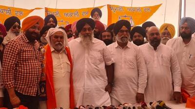Former Congress MP Mohinder Singh Kaypee (wearing siropa) after being welcomed into the Shiromani Akali Dal by its president Sukhbir Singh Badal in Jalandhar on Monday. (HT Photo) Former Congress MP Mohinder Singh Kaypee (wearing siropa) after being welcomed into the Shiromani Akali Dal by its president Sukhbir Singh Badal in Jalandhar on Monday. (HT Photo)