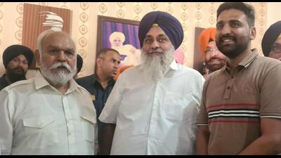 Former Congress MP Mohinder Singh Kaypee with Shiromani Akali Dal president Sukhbir Singh Badal in Jalandhar on Monday. (HT Photo) Former Congress MP Mohinder Singh Kaypee with Shiromani Akali Dal president Sukhbir Singh Badal in Jalandhar on Monday. (HT Photo)