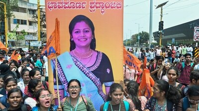 Hubballi: ABVP activists during their protest against the killing of BVB College student Neha Hiremath, in Hubballi, Friday, April 19, 2024. (PTI Photo)(PTI04_19_2024_000262A) (PTI) Hubballi: ABVP activists during their protest against the killing of BVB College student Neha Hiremath, in Hubballi, Friday, April 19, 2024. (PTI Photo)(PTI04_19_2024_000262A) (PTI)