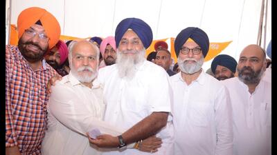 SAD chief Sukhbir Singh Badal inducting former Congress MP Mohinder Singh Kaypee into the party fold in Jalandhar. (HT photo) SAD chief Sukhbir Singh Badal inducting former Congress MP Mohinder Singh Kaypee into the party fold in Jalandhar. (HT photo)