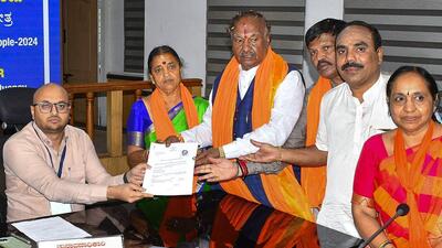 Shivamogga: Independent candidate from Shivamogga constituency KS Eshwarappa files his nomination papers for Lok Sabha elections in Shivamogga on April 12 (PTI) Shivamogga: Independent candidate from Shivamogga constituency KS Eshwarappa files his nomination papers for Lok Sabha elections in Shivamogga on April 12 (PTI)