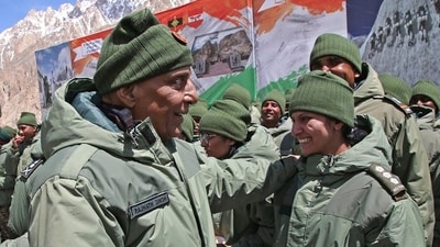 Union defence Rajnath Singh interacting with defence personnel during his visit to Siachen. (HT Photo)