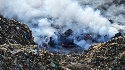 While firefighters were still attempting to control the blaze on Monday, smoke from the site continued to affect areas such as Mulla Colony, Rajbir Colony, Ghazipur Dairy, and Mayur Vihar Phase 3. (Vipin Kumar/HT Photoimes)