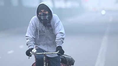 Air pollution can affect everyone, but it is especially risky for kids, pregnant women, and old folks. This is true especially when cities get hit with short, intense bursts of dirty air. (Vipin Kumar/Hindustan Times) Air pollution can affect everyone, but it is especially risky for kids, pregnant women, and old folks. This is true especially when cities get hit with short, intense bursts of dirty air. (Vipin Kumar/Hindustan Times)