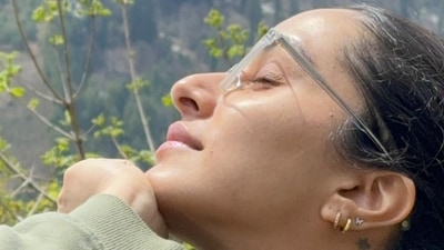 Shraddha Kapoor sharing the photos captioned the post, "Kiski mazaal hai mujhe pahadon se vaapis le jaye (Does anyone dare to take me back from the mountains)?" Shraddha Kapoor sharing the photos captioned the post, "Kiski mazaal hai mujhe pahadon se vaapis le jaye (Does anyone dare to take me back from the mountains)?"