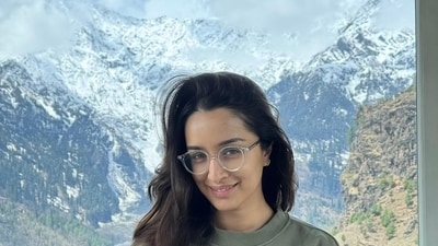 Shraddha Kapoor, in another picture, flaunted her no-makeup look as she posed against the backdrop of snow-clad mountains. Shraddha Kapoor, in another picture, flaunted her no-makeup look as she posed against the backdrop of snow-clad mountains.