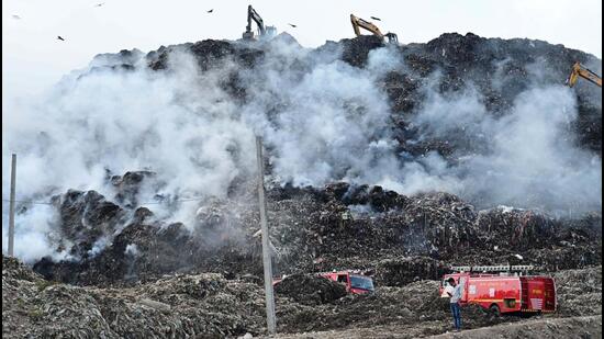 Firefighting operations underway at Gazipur landfill on Monday morning. (Vipin Kumar/HT photo)