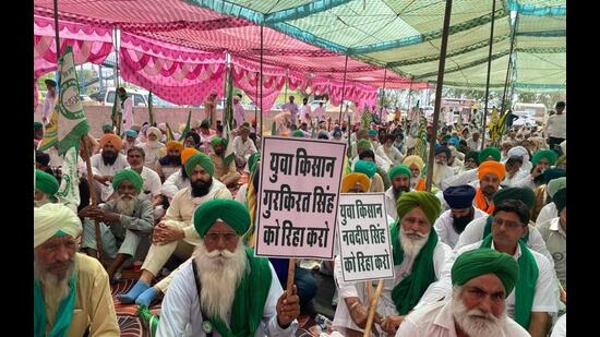 The protesters sat on the Delhi-Patiala highway for one hour from 2.30 pm to 3.30 pm to press for their demands and gave an ultimatum to the state government to release the protesters by April 27, otherwise, they will take strict decisions (Manoj Dhaka/HT)