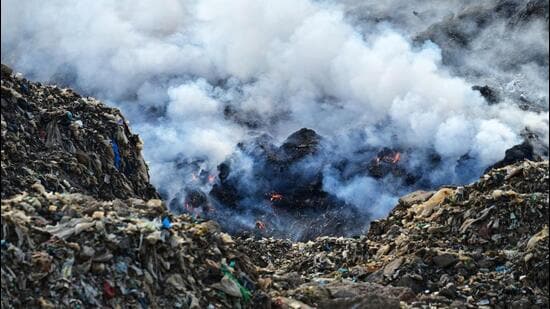 While firefighters were still attempting to control the blaze on Monday, smoke from the site continued to affect areas such as Mulla Colony, Rajbir Colony, Ghazipur Dairy, and Mayur Vihar Phase 3. (Vipin Kumar/HT Photoimes)