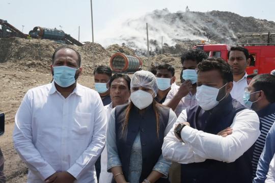 Delhi Mayor Shelly Oberoi said the smoke would be controlled in the next five hours. (HT Photo/Vipin Kumar) Delhi Mayor Shelly Oberoi said the smoke would be controlled in the next five hours. (HT Photo/Vipin Kumar)
