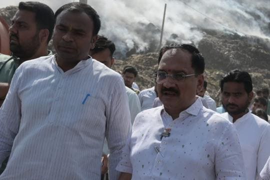 Delhi BJP chief Virender Sachdeva said AAP and Arvind Kejriwal announced that they would remove this landfill by 2023, but the game of corruption is being played here. (HT Photo/Vipin Kumar) Delhi BJP chief Virender Sachdeva said AAP and Arvind Kejriwal announced that they would remove this landfill by 2023, but the game of corruption is being played here. (HT Photo/Vipin Kumar)
