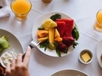 Eating_fruits_using_a_fork