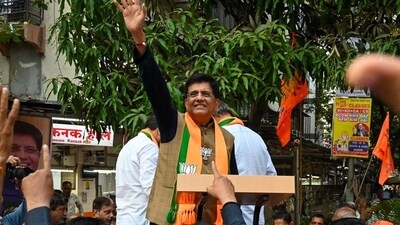 Bharatiya Janata Party (BJP) candidate Piyush Goyal meets diamond merchants at a market in Malad, Mumbai's northwest constituency. (Raju Shinde/HT Photo) Bharatiya Janata Party (BJP) candidate Piyush Goyal meets diamond merchants at a market in Malad, Mumbai's northwest constituency. (Raju Shinde/HT Photo)