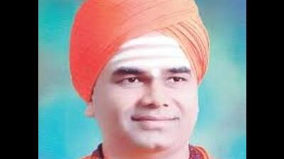 Citing a desire to maintain unity among devotees and in deference to the wishes of a respected Lingayat politician, the seer announced his decision to withdraw from contesting the Lok Sabha elections from the constituency (HT) Citing a desire to maintain unity among devotees and in deference to the wishes of a respected Lingayat politician, the seer announced his decision to withdraw from contesting the Lok Sabha elections from the constituency (HT)