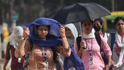 Commuters walk on the road amid heatwave (Santosh Kumar/HT photo)