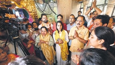 Delhi BJP president Virendra Sachdeva at a Hanuman Chalisa path at the Hanuman Temple in Connaught Place on Tuesday. (Arvind Yadav/HT photo) Delhi BJP president Virendra Sachdeva at a Hanuman Chalisa path at the Hanuman Temple in Connaught Place on Tuesday. (Arvind Yadav/HT photo)