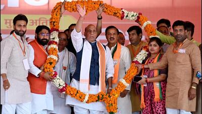 Minister of defence Rajnath Singh along with BJP candidate from Gautam Budh Nagar constituency Dr Mahesh Sharma during the rally in Greater Noida’s Bisada on Tuesday. (Sunil Ghosh/HT Photo) Minister of defence Rajnath Singh along with BJP candidate from Gautam Budh Nagar constituency Dr Mahesh Sharma during the rally in Greater Noida’s Bisada on Tuesday. (Sunil Ghosh/HT Photo)