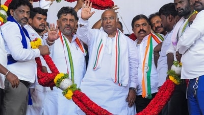 Channapatna: AICC President Mallikarjun Kharge with Karnataka Deputy CM D.K. Shivakumar during a public meeting in support of party candidate D.K. Suresh for Lok Sabha elections, in Channapatna, Monday, April 22, 2024. (PTI Photo)(PTI04_22_2024_000143B) (PTI) Channapatna: AICC President Mallikarjun Kharge with Karnataka Deputy CM D.K. Shivakumar during a public meeting in support of party candidate D.K. Suresh for Lok Sabha elections, in Channapatna, Monday, April 22, 2024. (PTI Photo)(PTI04_22_2024_000143B) (PTI)
