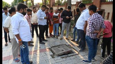 People gathered at the accident site in Lucknow. (HT Photo) People gathered at the accident site in Lucknow. (HT Photo)