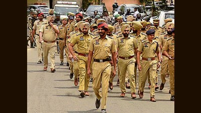 Police along with the para military forces (right) during a flag march in various parts of Ludhiana on Tuesday. (Gurpreet Singh/HT)