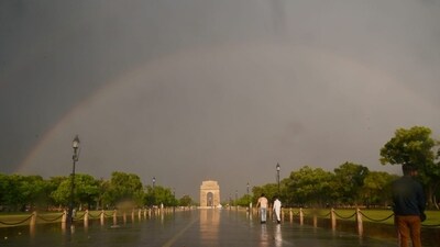 Rainbow seen over India Gate at Kartavaya Path after sudden strom and rains.(HT Photo/Vipin Kumar) Rainbow seen over India Gate at Kartavaya Path after sudden strom and rains.(HT Photo/Vipin Kumar)