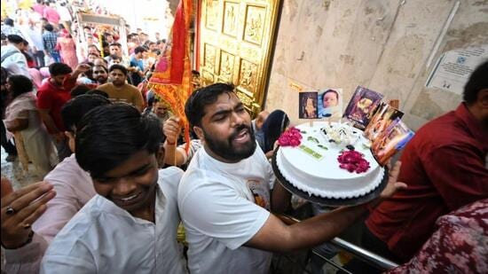 Devotees at the Hanuman Temple in Delhi’s Connaught Place on the occasion of Hanuman Jayanti on Tuesday. (HT Photo b Sanchit Khanna)