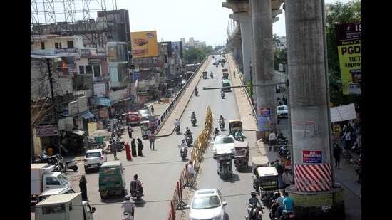 Indira flyover that connects Nishatganj crossing to IT crossing will be shut from Wednesday for repair work . (HT Photo)