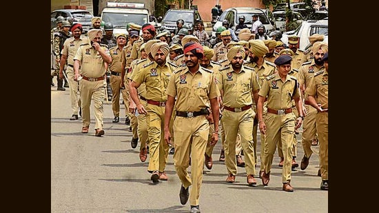 Police along with the para military forces (right) during a flag march in various parts of Ludhiana on Tuesday. (Gurpreet Singh/HT)