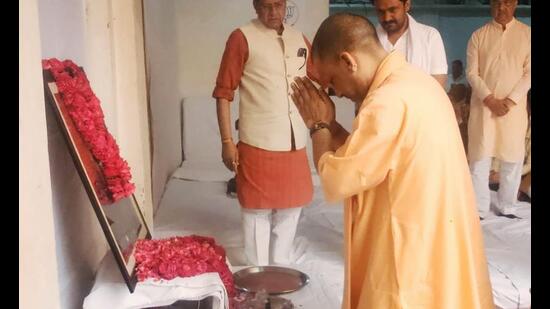 Uttar Pradesh chief minister Yogi Adityanath offering floral tribute to Kunwar Sarvesh Kumar Singh in Moradabad. (Sourced)